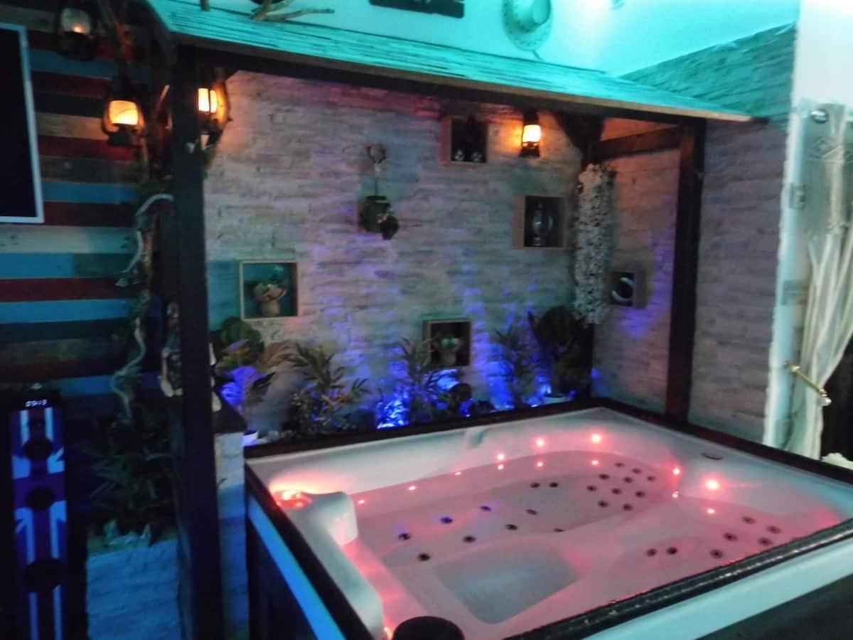 L'Histoire De L'Ouest , Jacuzzi Appartement Dole Eksteriør billede