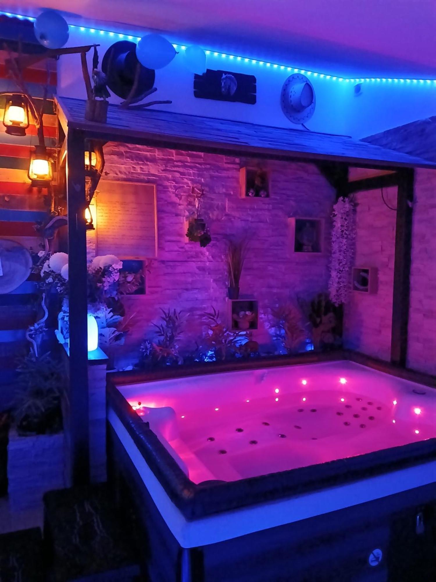 L'Histoire De L'Ouest , Jacuzzi Appartement Dole Eksteriør billede